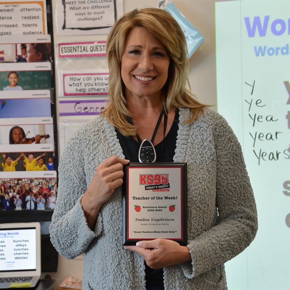  Pauline with her recognition plaque 