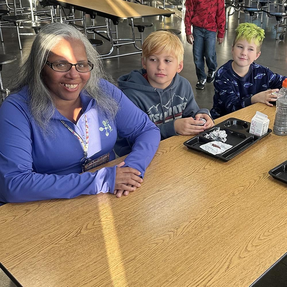  Wanda Jackson pictured with students